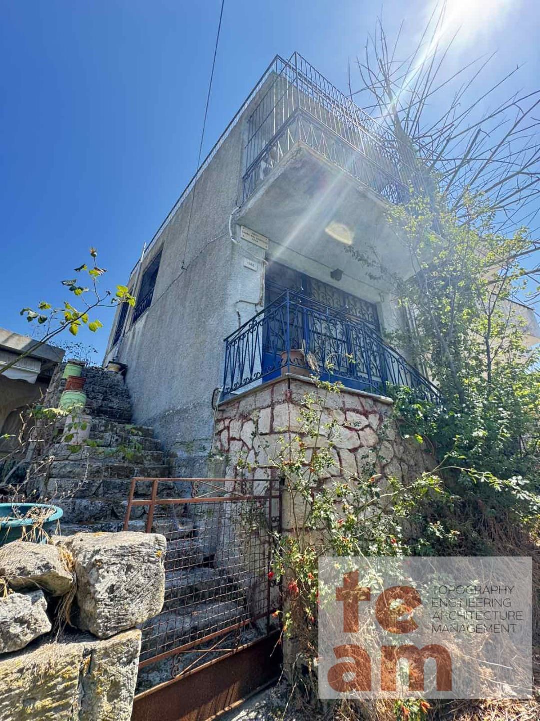 Παραδοσιακή Διώροφη Μονοκατοικία με Θέα στη Θάλασσα στα Καμιναράτα